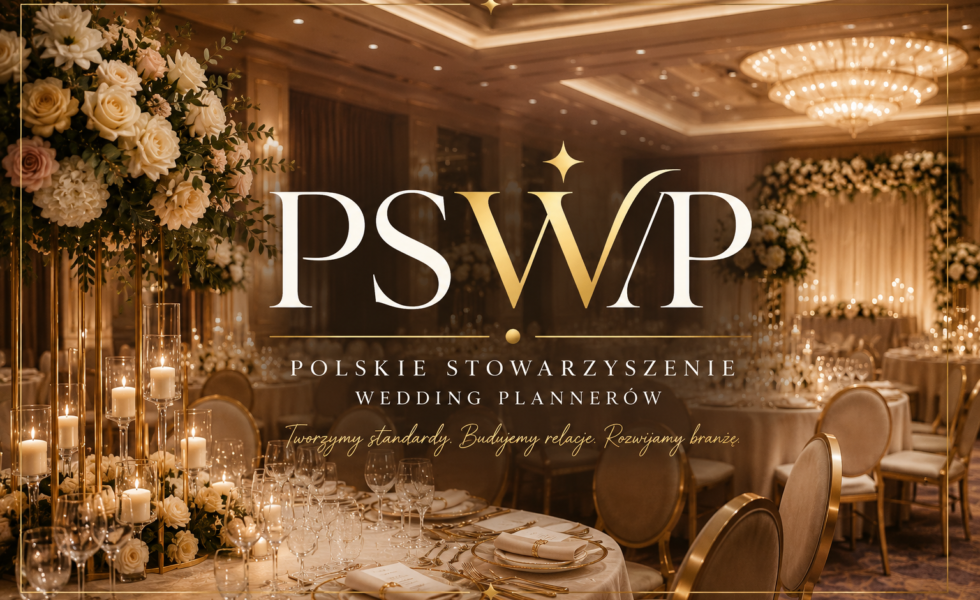 Logo Polskiego Stowarzyszenia Wedding Plannerów na tle luksusowej sali weselnej